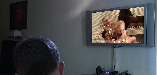  Un mec voit sa femme dans un film porno, ce faire enculer.